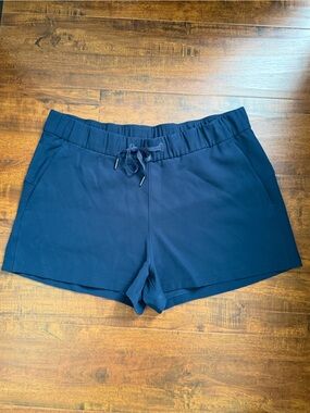 lululemon athletica women’s Navy Drawstring shorts size 12